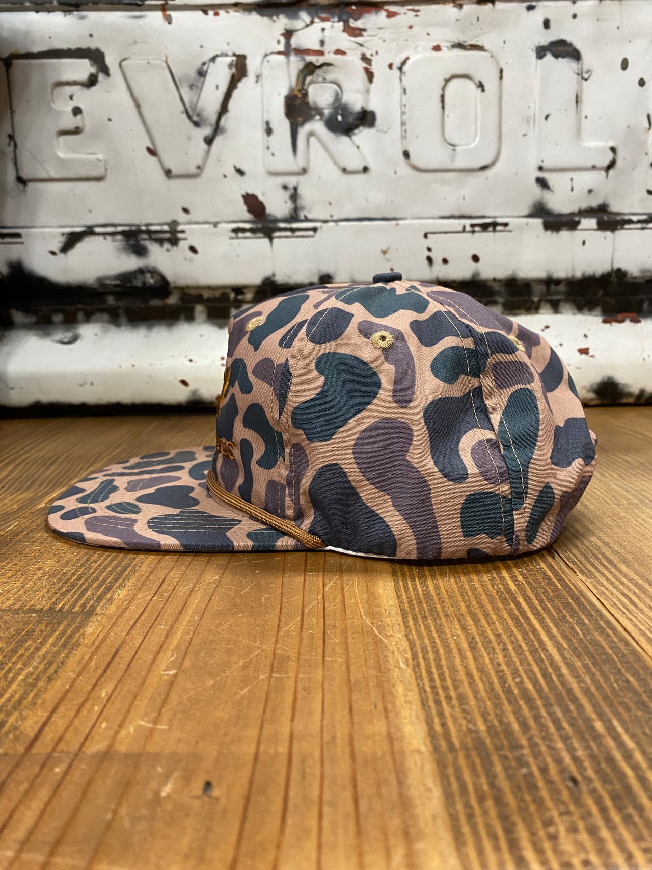 "Speckle Bellies 3 Geese 3D Rope Delta Camo Cap - A 100% cotton, Delta Camo patterned cap with 3D rope detailing of three geese, ideal for outdoor enthusiasts. The cap features a mid-crown design, adjustable snapback closure, and is crafted with durable 550 Paracord for a comfortable and versatile fit. One Size Fits Most."