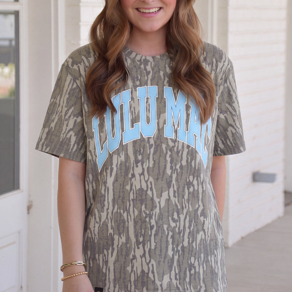 PREORDER | Lulu Mac Mossy Oak Bottomland Graphic Tee – Light Blue